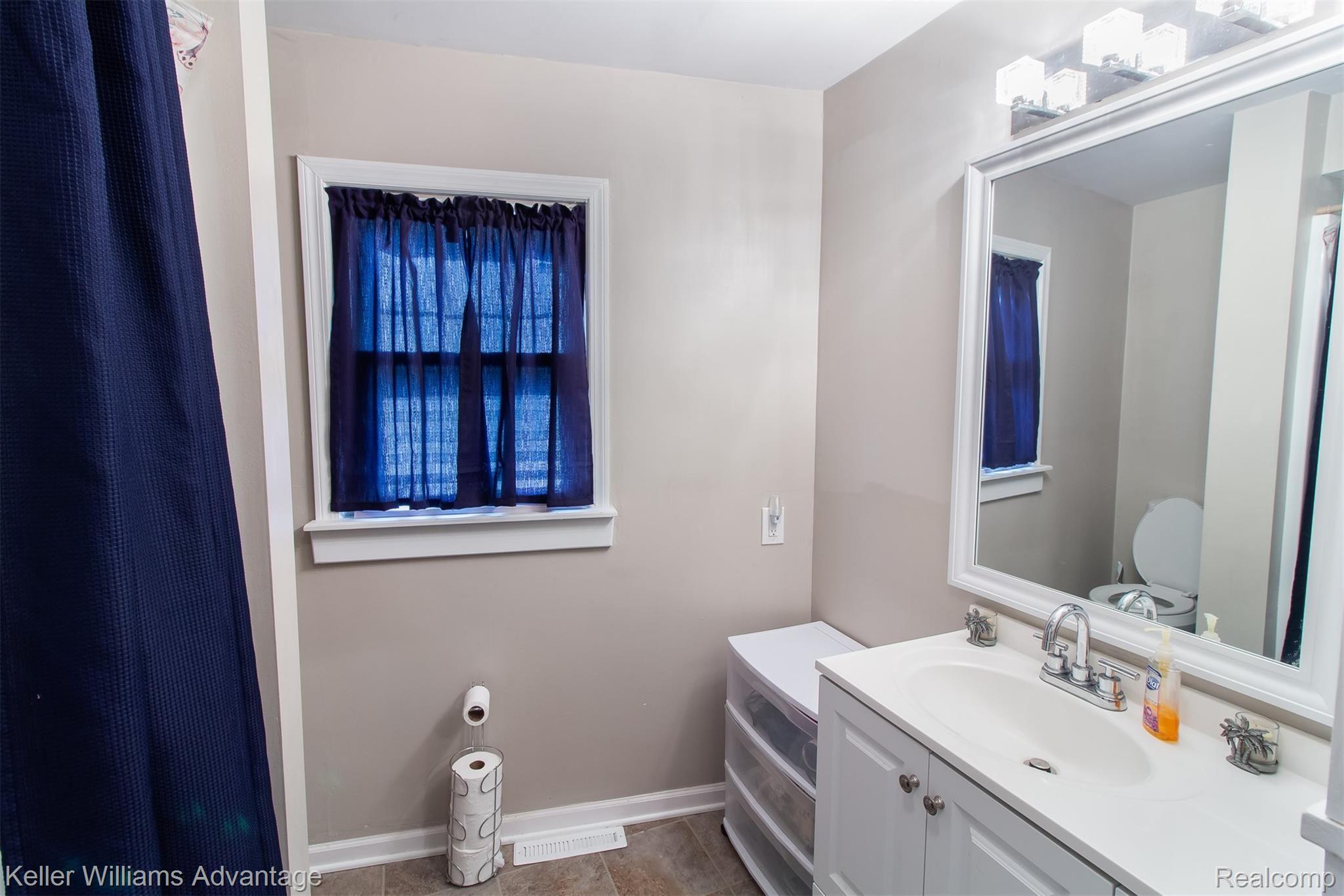 7495 Coldwater Road Flushing, MI 48433 - Photo 16 of 35 ColdwaterRd_7495_FullBathB_02.jpg