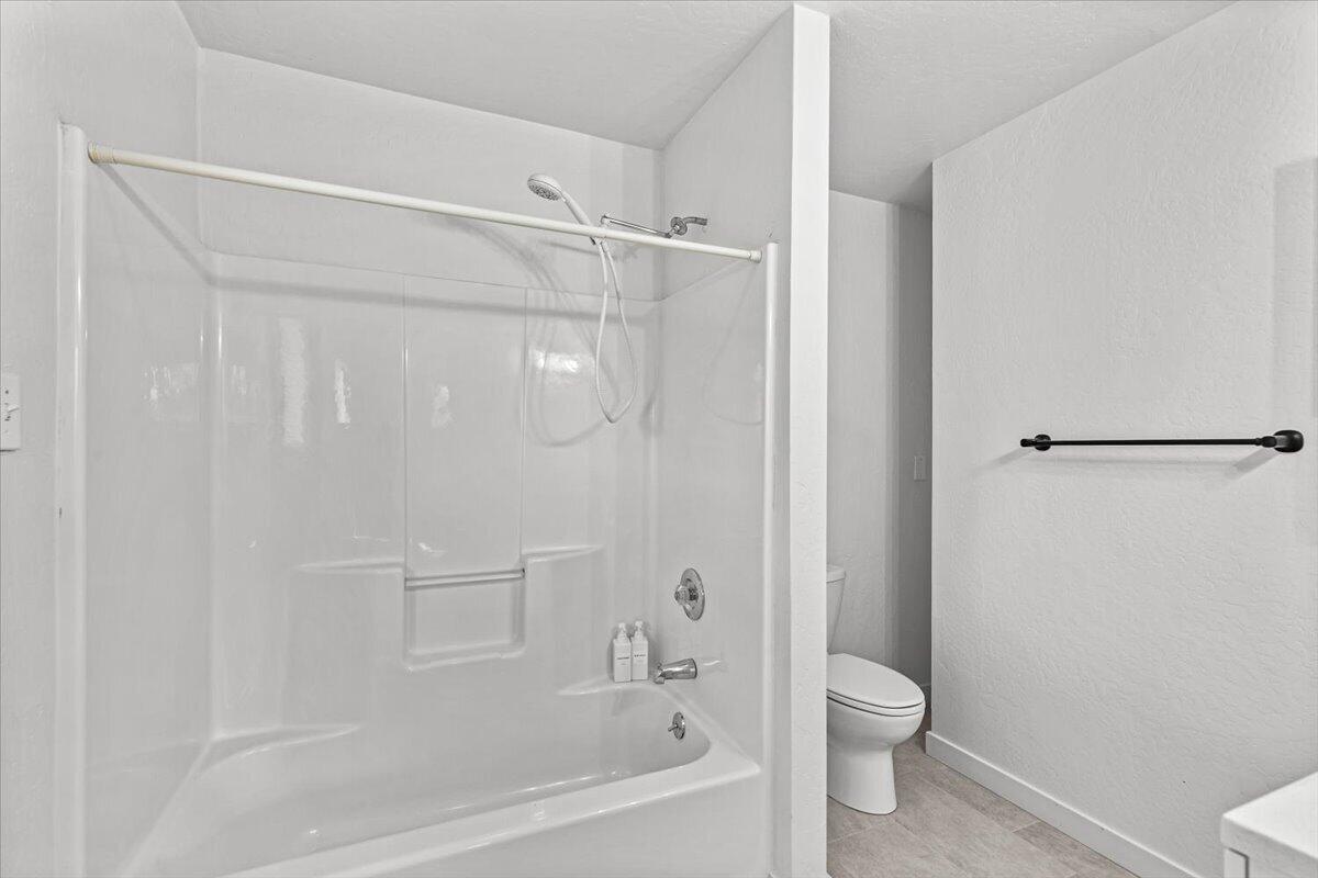 4127 Fern Valley Road Medford, OR 97504 - Photo 26 of 61 Primary bathroom