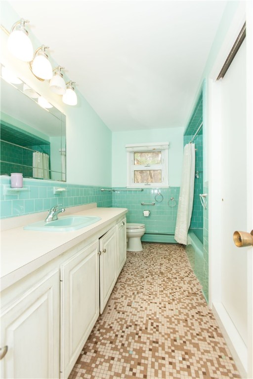 133 Forge Road North Kingstown, RI 02852 - Photo 26 of 35 Family bath with tub and shower