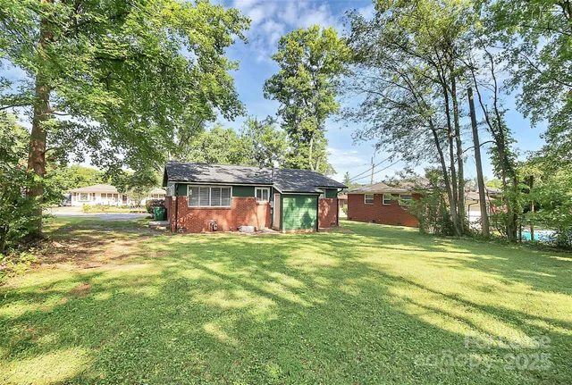 a view of a house with backyard and sitting area