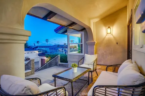 a view of sitting area with furniture