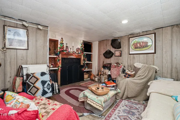 $195,995 | 195 Red Oak Ridge Road, Castlewood, VA 24224