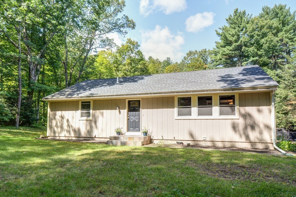 a view of a house with a yard
