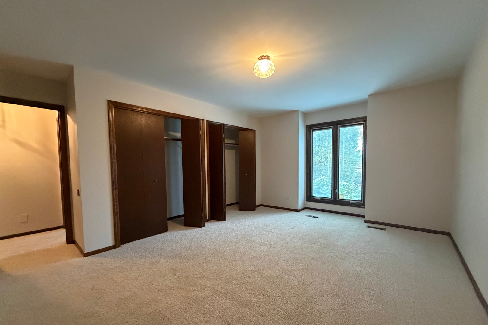 9630 Reding Circle Des Plaines, IL 60016 - Photo 16 of 32 an empty room with windows and closet