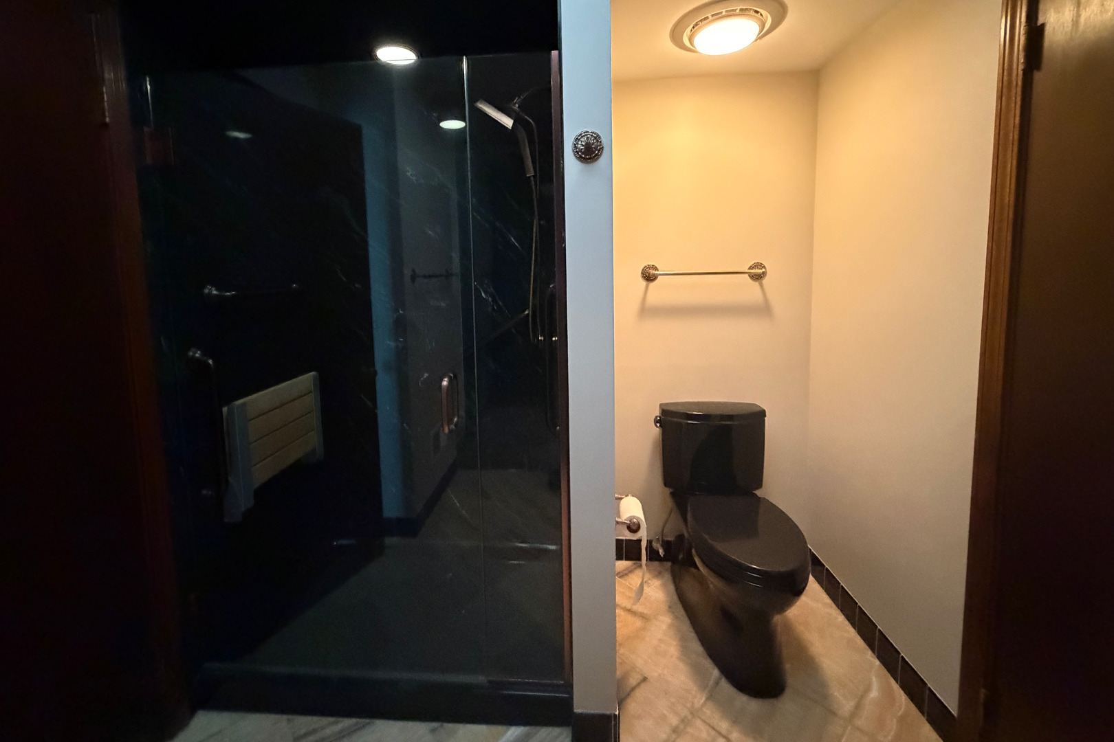 9630 Reding Circle Des Plaines, IL 60016 - Photo 22 of 32 a bathroom with a toilet