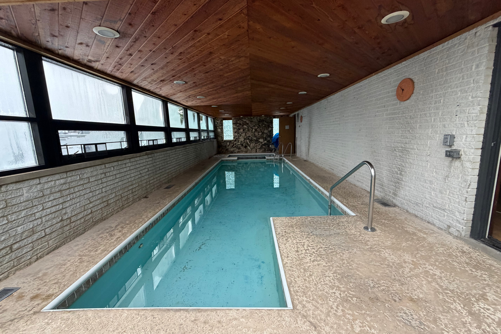 9630 Reding Circle Des Plaines, IL 60016 - Photo 24 of 30 a view of a swimming pool