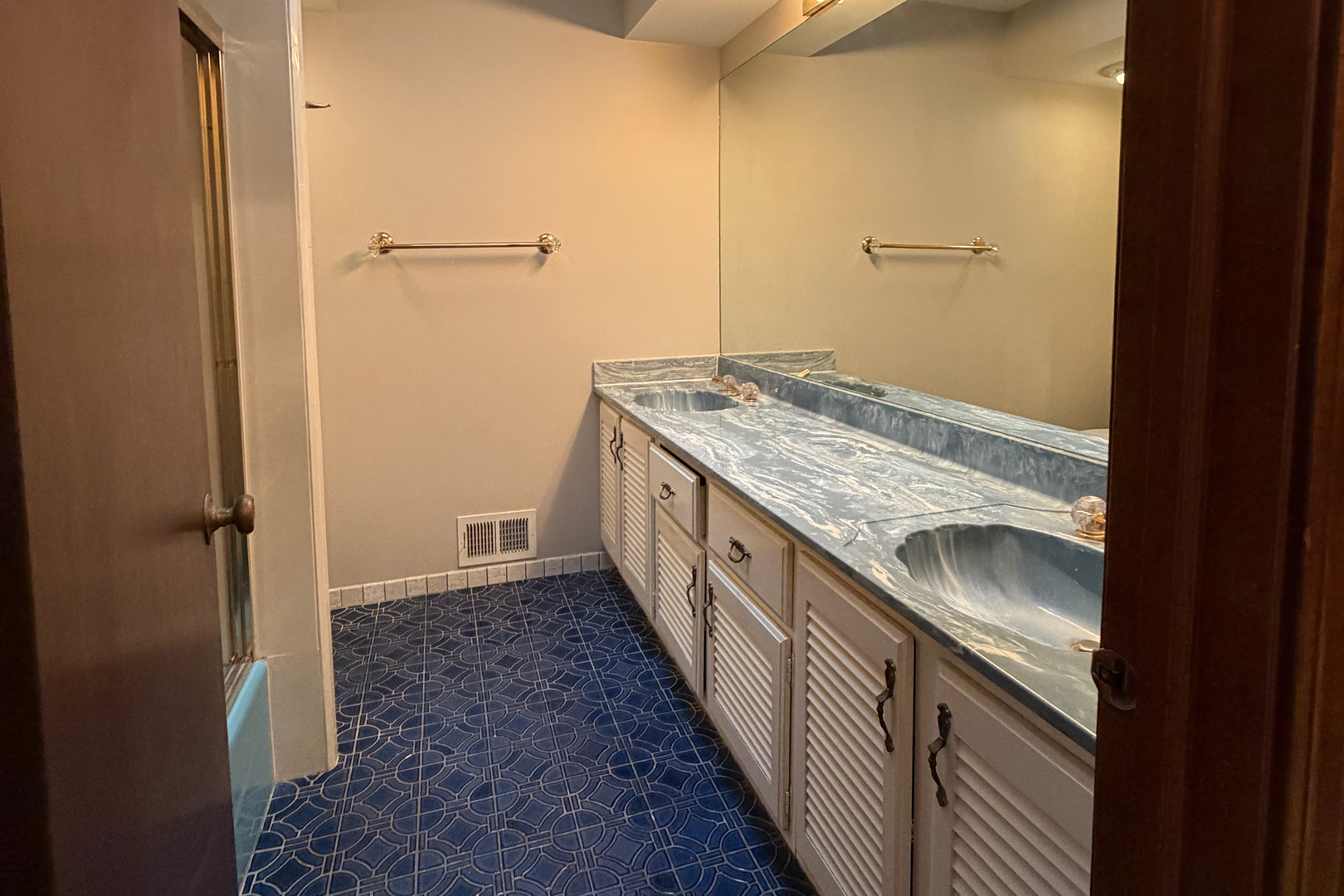 9630 Reding Circle Des Plaines, IL 60016 - Photo 24 of 32 a bathroom with a sink and a shower