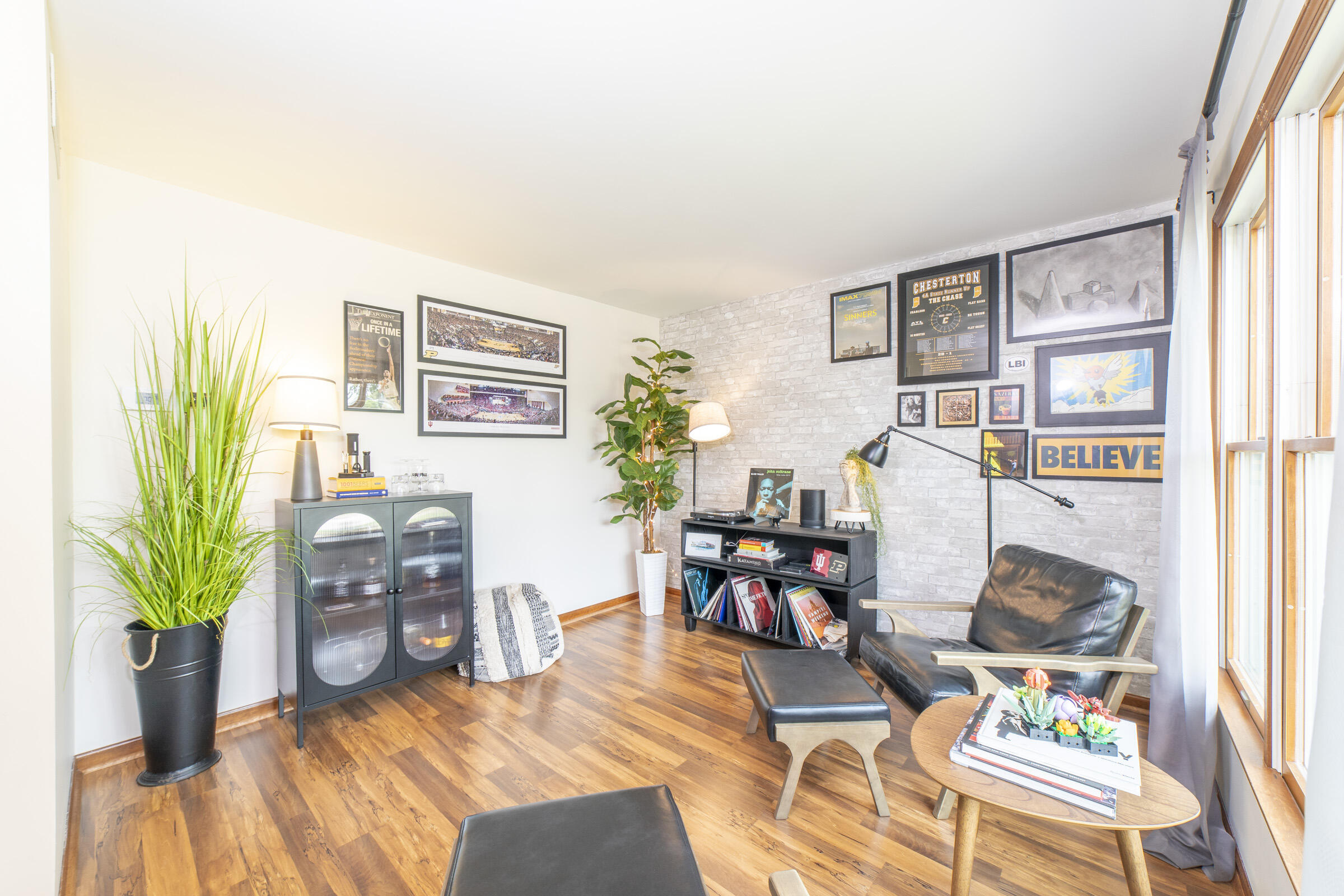 910 Read Drive Chesterton, IN 46304 - Photo 4 of 57 a living room with furniture and a potted plant