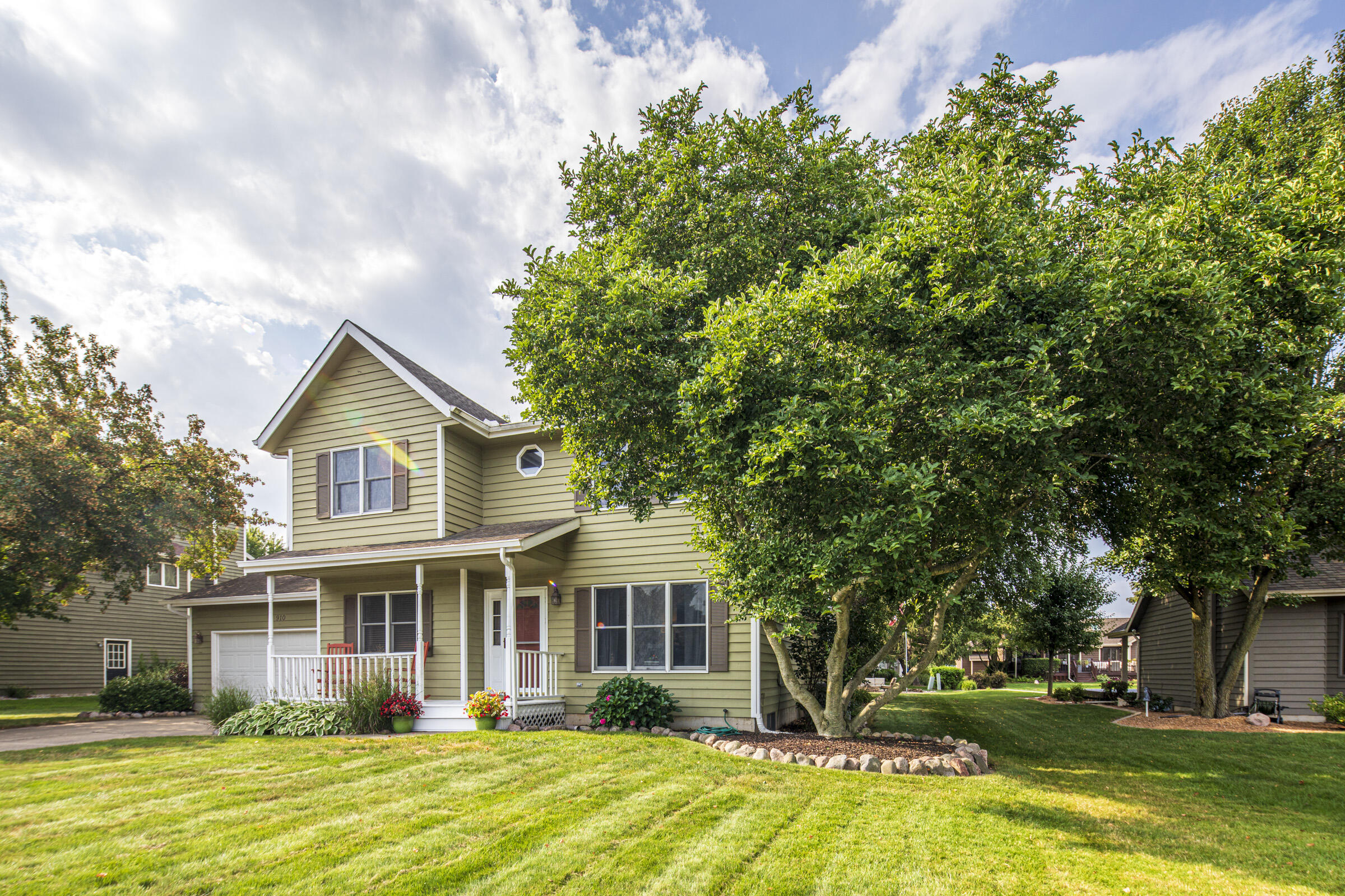 910 Read Drive Chesterton, IN 46304 - Photo 43 of 57 a front view of a house with a yard