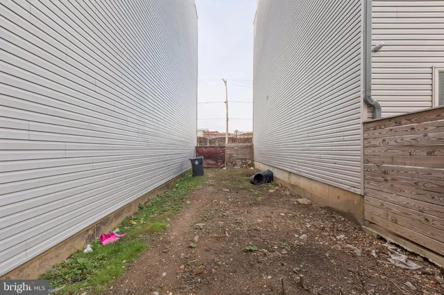 a view of a hallway with windows and entryway
