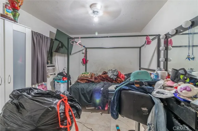 a view of a livingroom with furniture