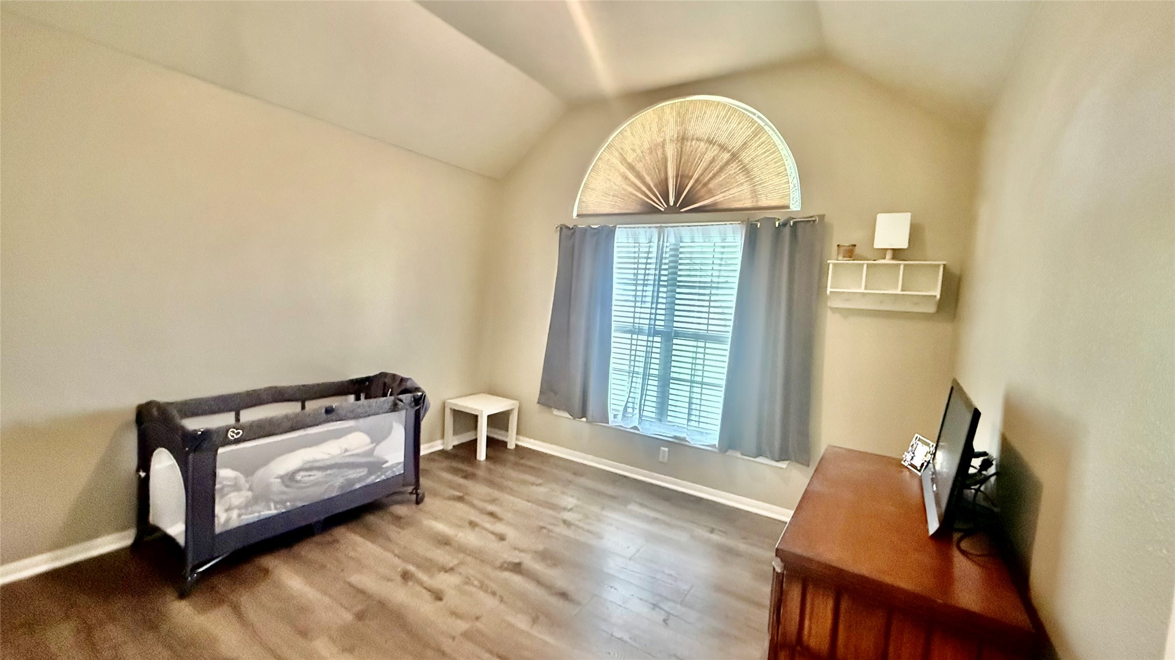 1127 Robin Road Elgin, TX 78621 - Photo 12 of 19 Sitting room with wood finished floors and vaulted ceiling