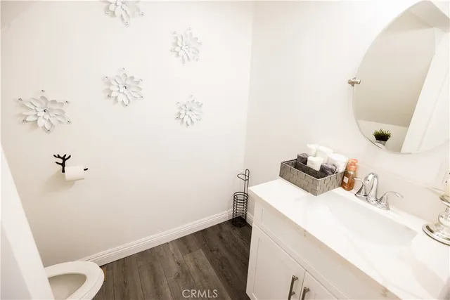 a room with lots of furniture and screen