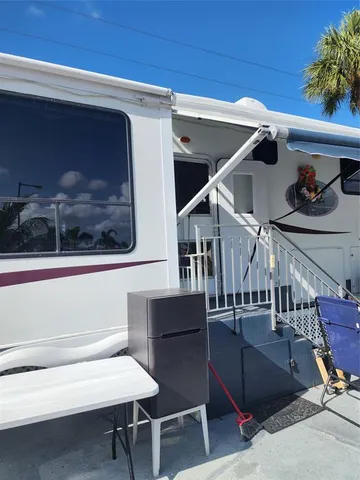 a view of entryway with furniture