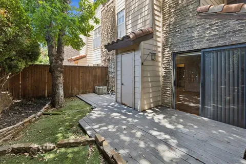a view of a house with backyard and garden