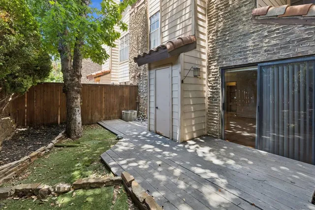 a view of a house with backyard and garden