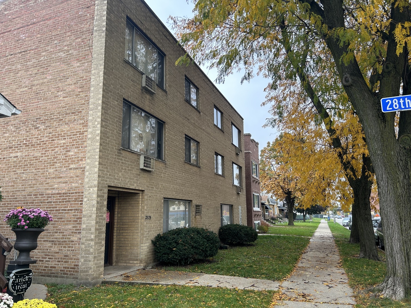 2825 Ridgeland Avenue, Unit 10 Berwyn, IL 60402 - Photo 2 of 10 a front view of a house with garden