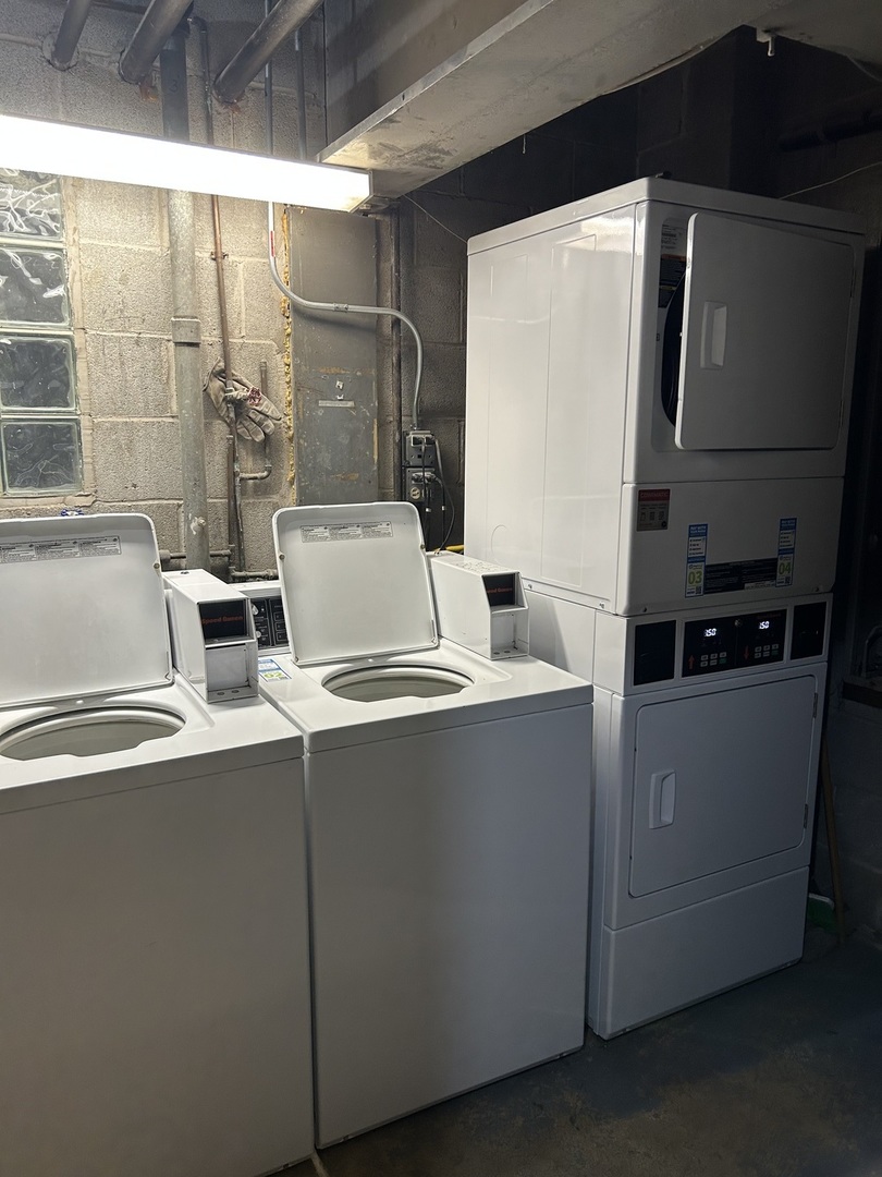 2825 Ridgeland Avenue, Unit 10 Berwyn, IL 60402 - Photo 10 of 10 a view of room with washer and dryer