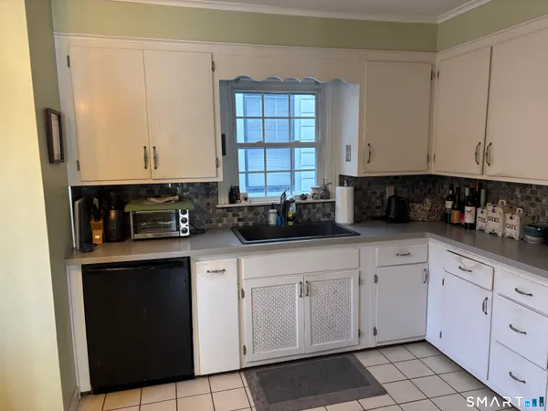 $2,700 | 150 Thames Street, New London, CT 06320