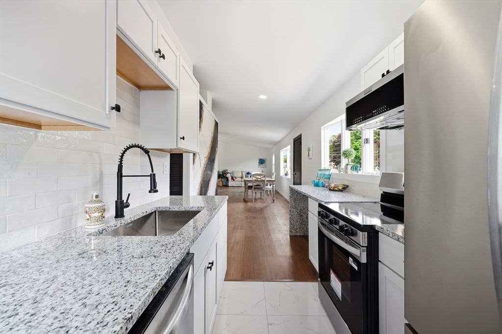 37 Sun Valley Road Holyoke, MA 01040 - Photo 1 of 28
