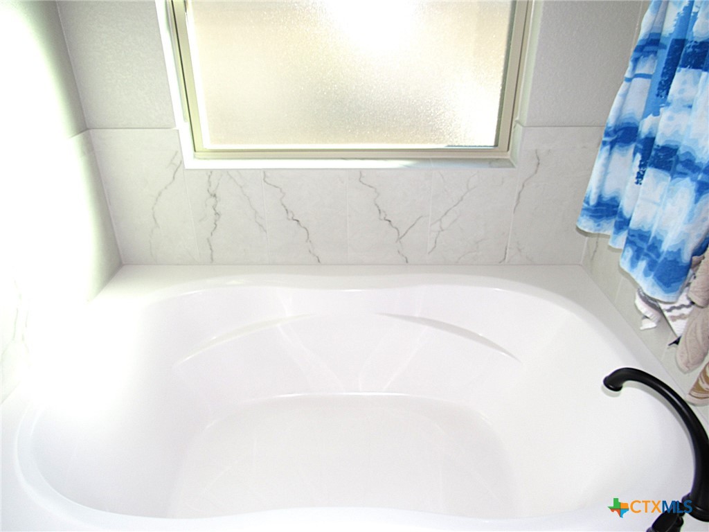7606 Palladium Loop Killeen, TX 76542 - Photo 12 of 28 a bathroom with a bathtub
