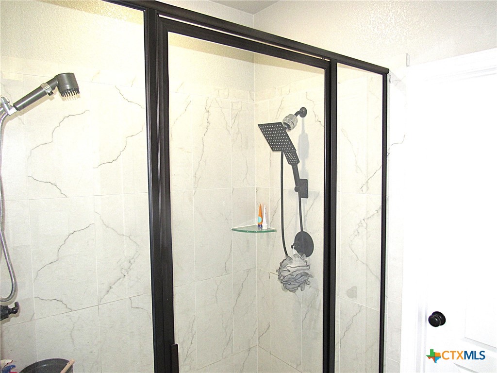 7606 Palladium Loop Killeen, TX 76542 - Photo 13 of 28 a bathroom with a shower and a mirror