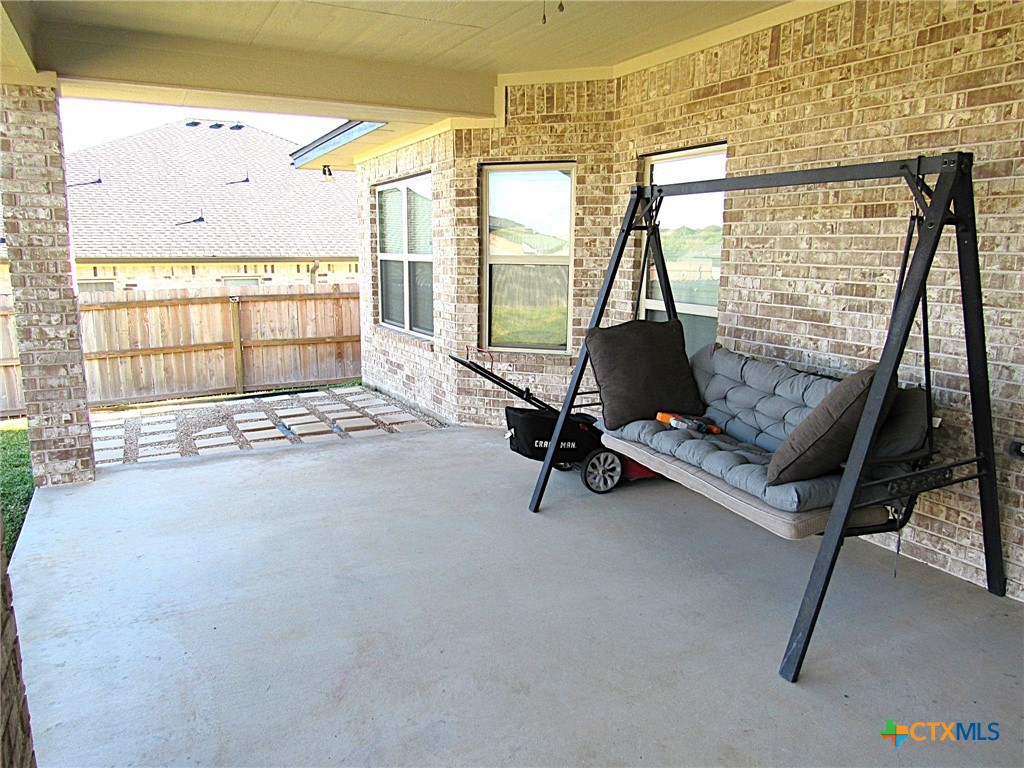 7606 Palladium Loop Killeen, TX 76542 - Photo 20 of 28 a living room with a large window