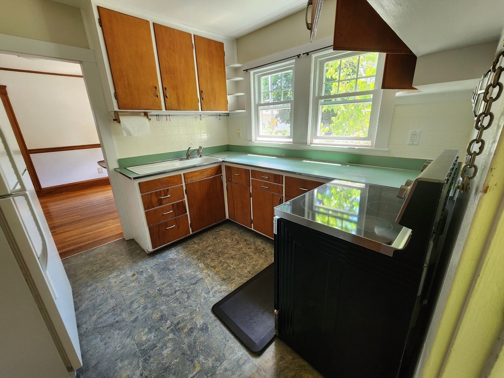 35 Bowker Street Lexington, MA 02421 - Photo 3 of 10