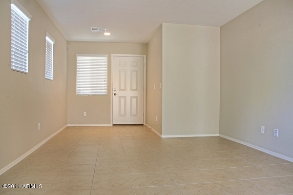 10225 West Camelback Road, Unit 41 Phoenix, AZ 85037 - Photo 20 of 23 Living Room