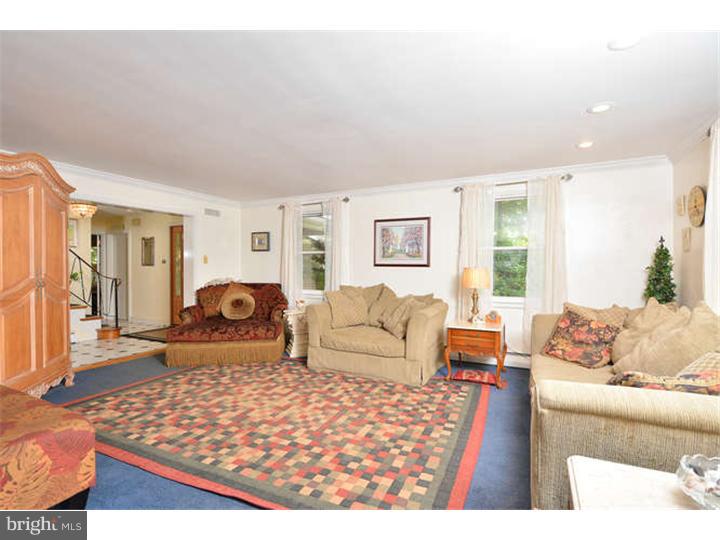 112 Deerfield Road Broomall, PA 19008 - Photo 4 of 25 Living Room