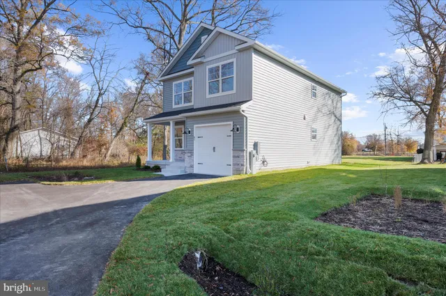 a view of a house with yard and tree s