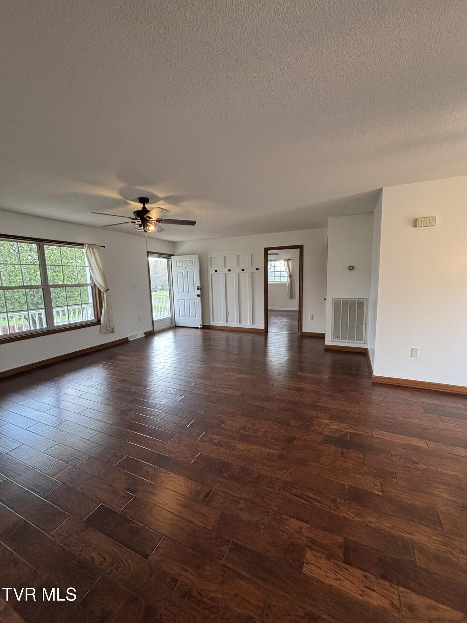 285 Brian Circle Afton, TN 37616 - Photo 3 of 24 IMG_2357