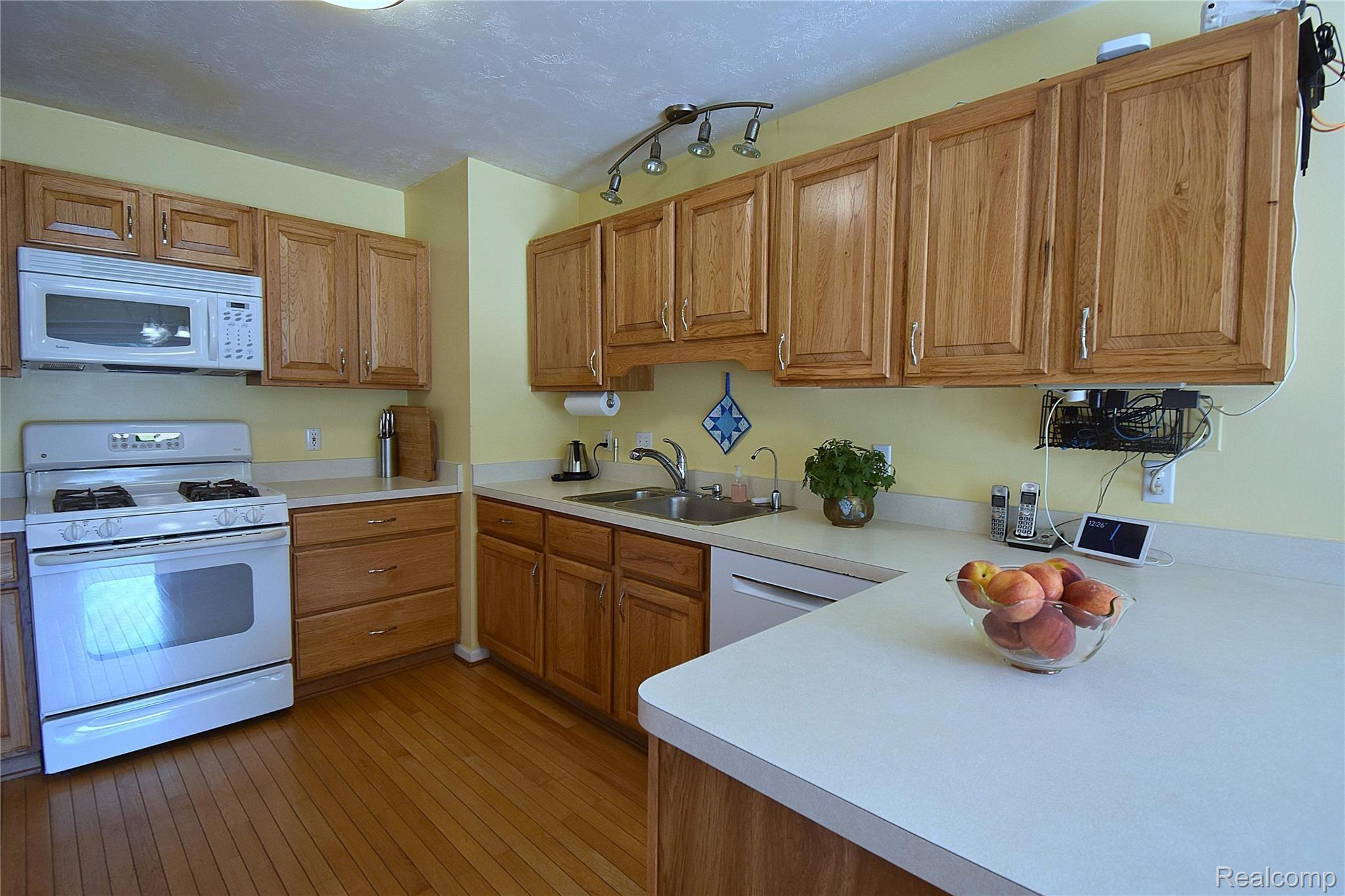 4 KITCHEN.JPG