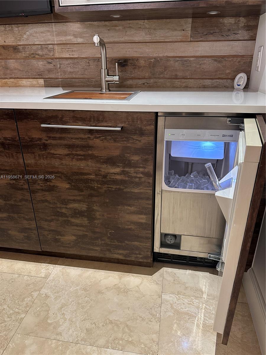 7560 Southwest 56th Court Miami, FL 33143 - Photo 9 of 32 ice maker