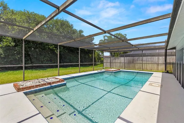 a view of a backyard