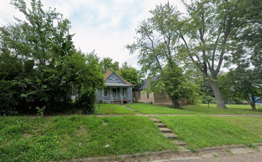 960 West Green Street Decatur, IL 62522 - Photo 4 of 6 a view of a house with a yard