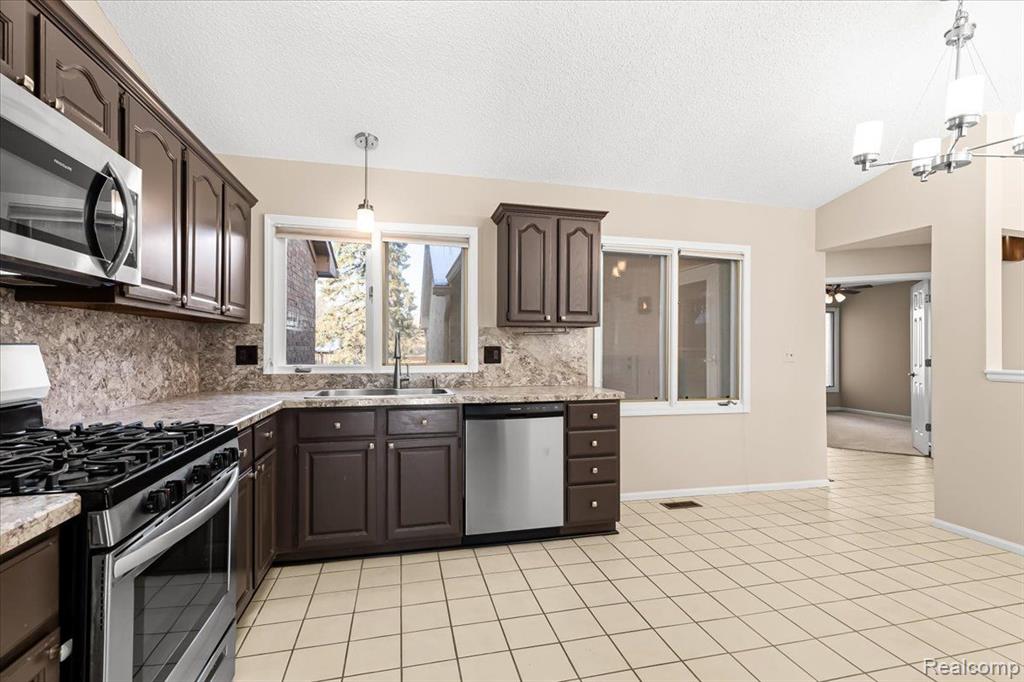 22245 River Ridge Trail Farmington, MI 48335 - Photo 15 of 33