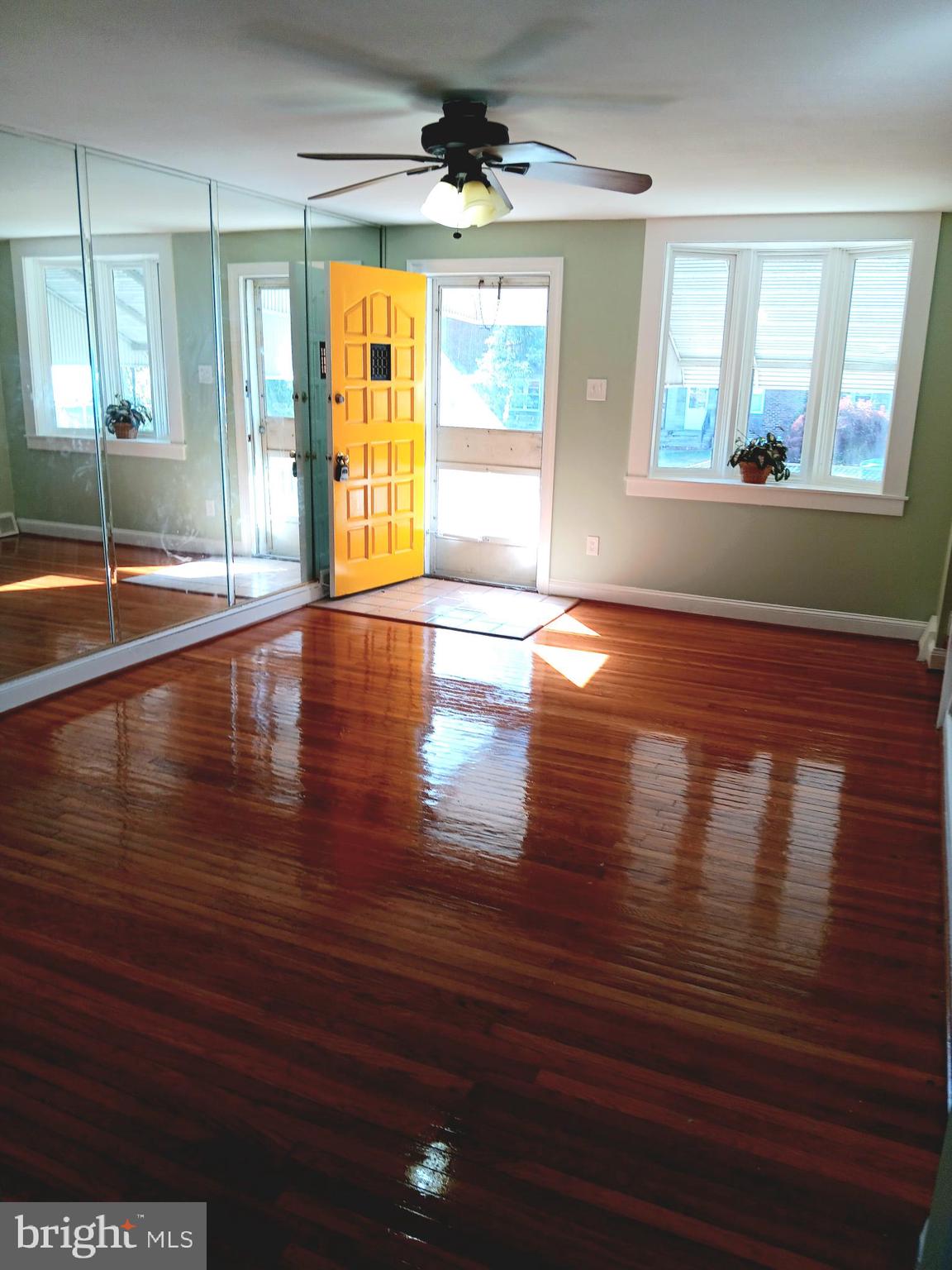 1027 Windsor Road Collingdale, PA 19023 - Photo 4 of 26 Living Rm