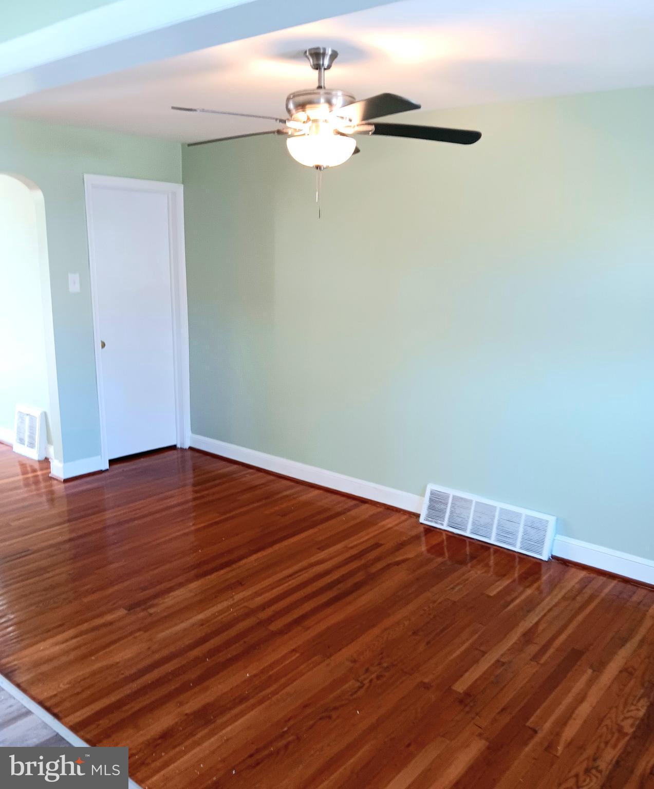1027 Windsor Road Collingdale, PA 19023 - Photo 7 of 26 Dining Rm
