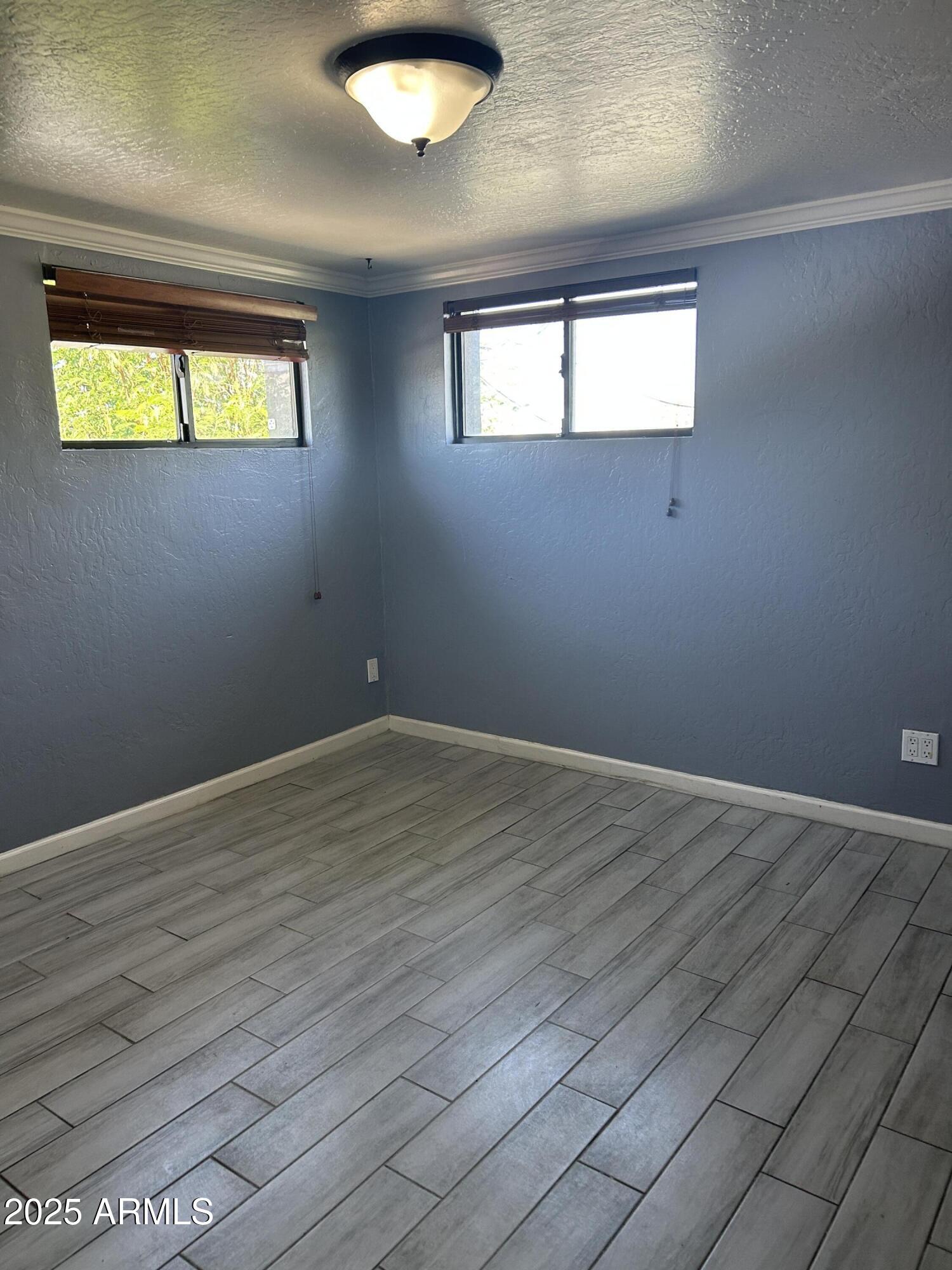 4224 North 12th Street, Unit 207 Phoenix, AZ 85014 - Photo 5 of 10 an empty room with windows