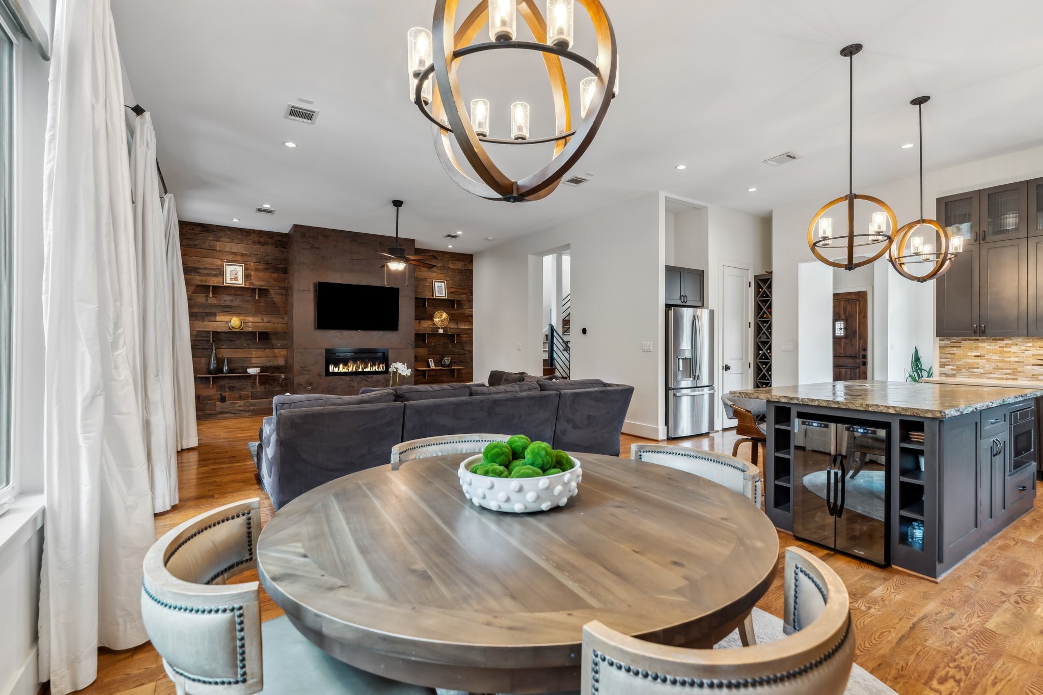 815 East 27th Street Houston, TX 77009 - Photo 12 of 44 This spacious breakfast area is seamlessly connected to the kitchen and family room, creating an ideal setting for casual meals and family gatherings.