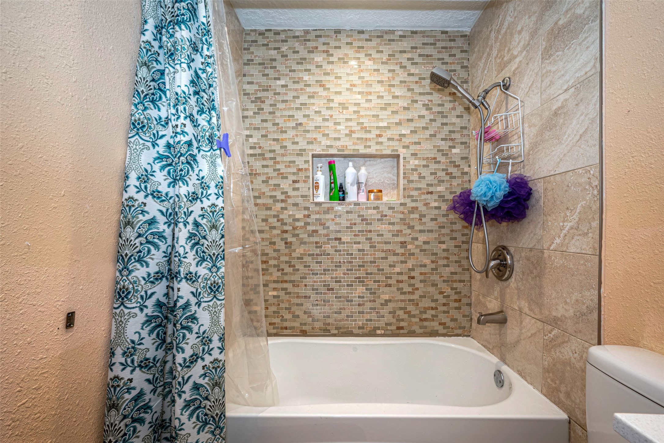 7318 Jutland Road Houston, TX 77033 - Photo 14 of 20 Secondary bathroom