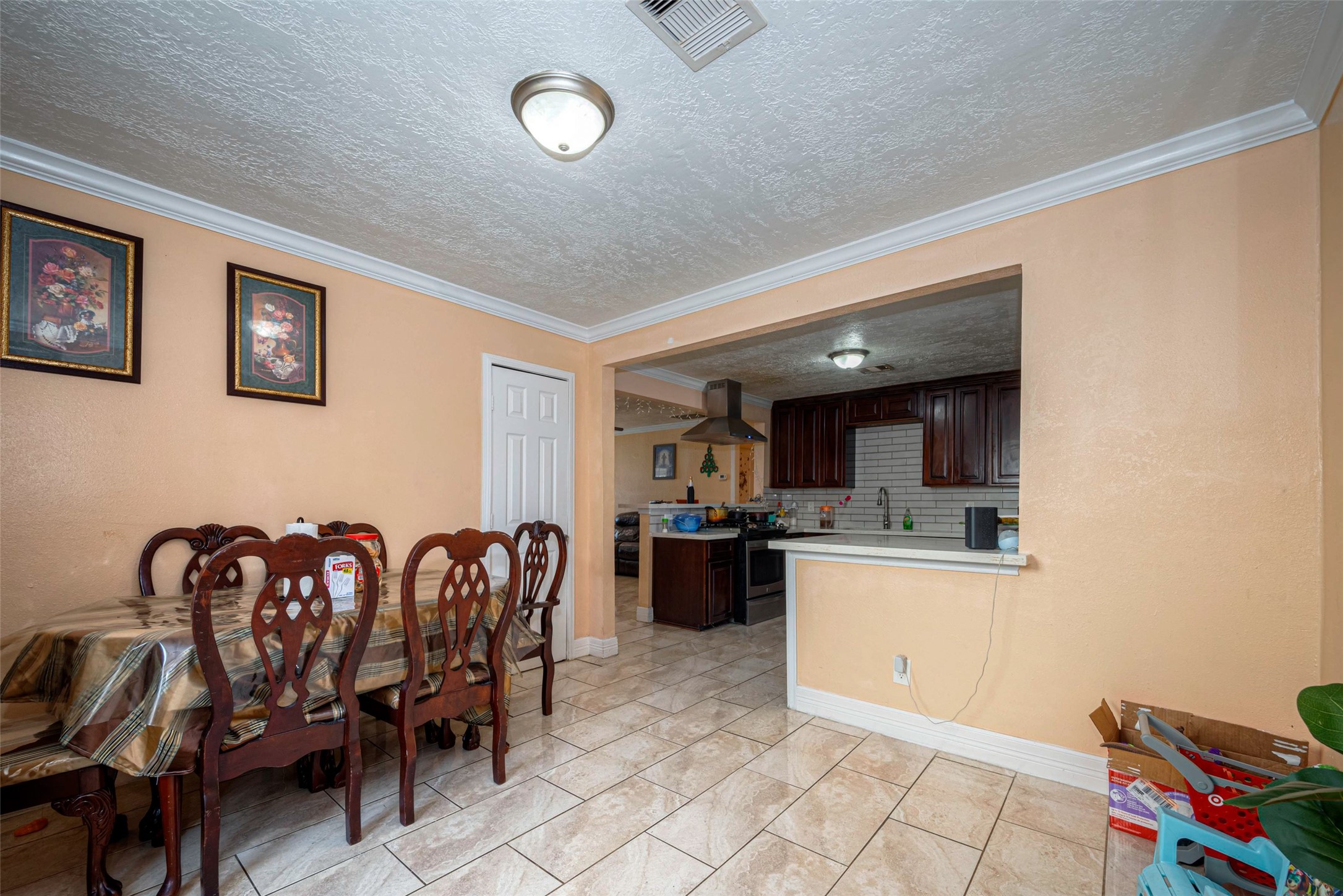 7318 Jutland Road Houston, TX 77033 - Photo 4 of 20 This space is right off the kitchen and could be used as a formal dinning space