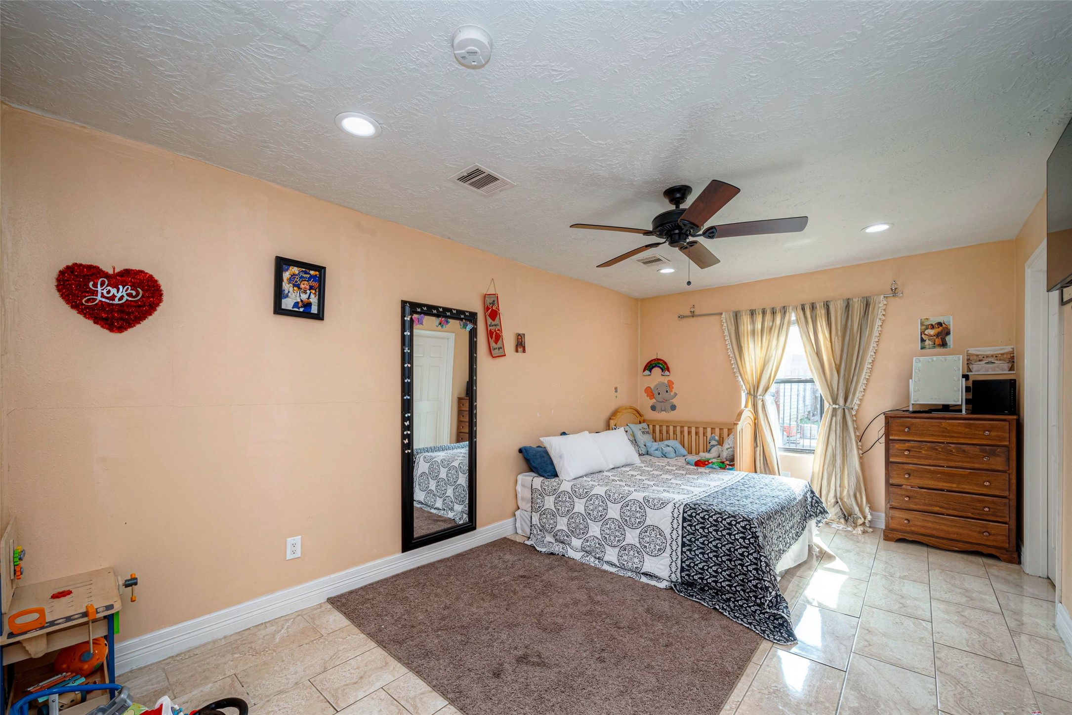 7318 Jutland Road Houston, TX 77033 - Photo 7 of 20 Spacious primary room off the living space
