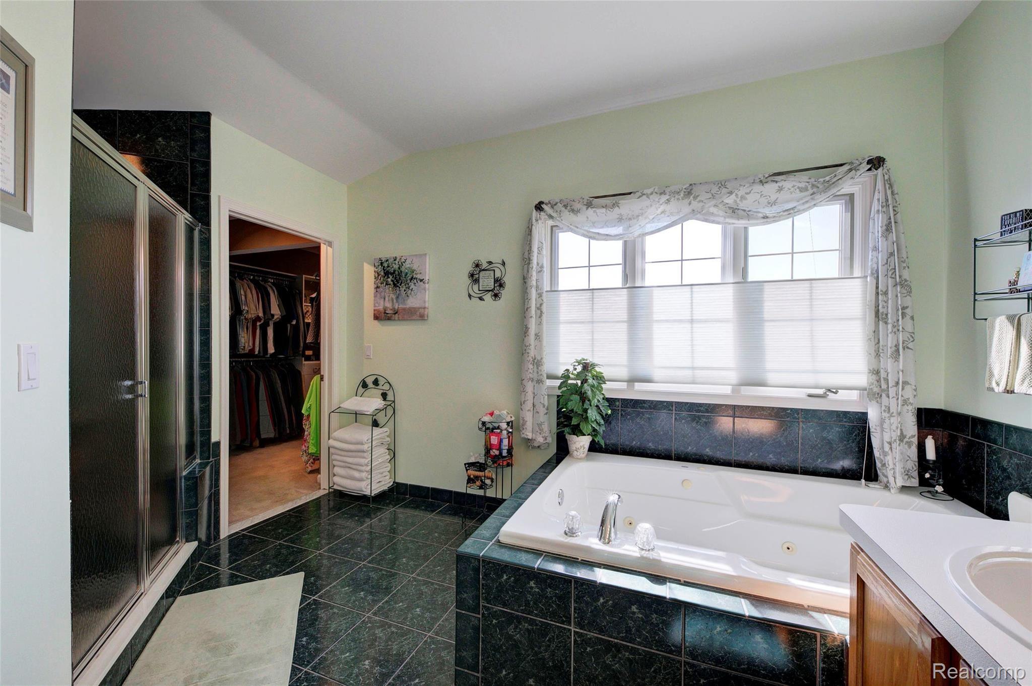 6724 Kennesaw Road Canton, MI 48187 - Photo 47 of 77 45 Master Bathroom.jpg