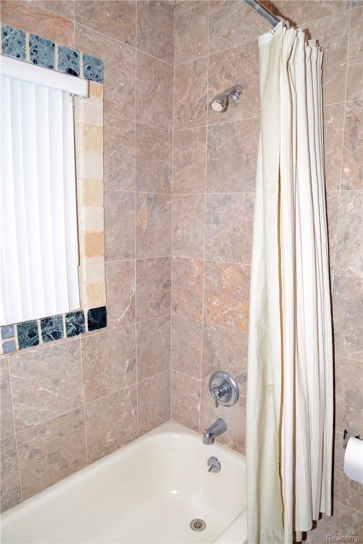 2215 West Auburn Road Rochester, MI 48309 - Photo 26 of 34 MAIN BATHROOM