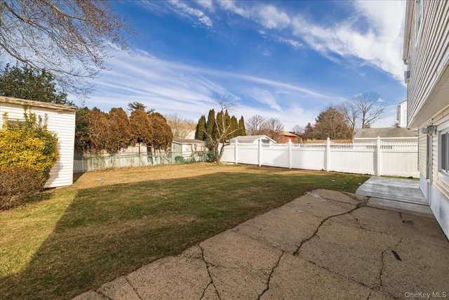 a view of back yard of the house