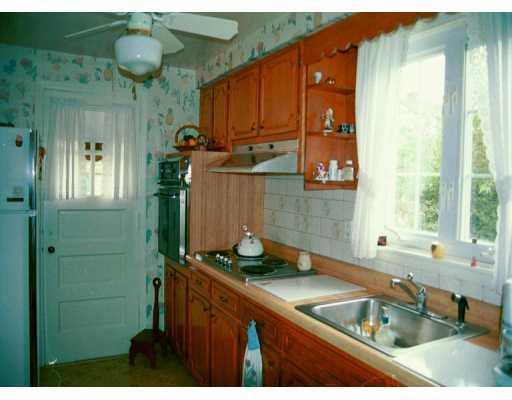904 Greenhill Road Pittsburgh, PA 15209 - Photo 5 of 8 Kitchen.