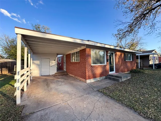 a view of a house with backyard