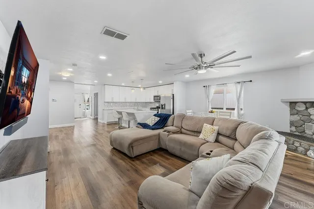 $804,999 | 927 Cottonwood Court, Corona, CA 92879